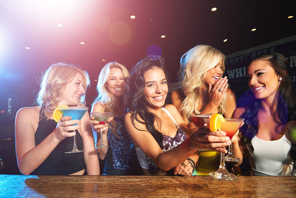 Τα κορίτσια διασκεδάζουν απόψε. νέες γυναίκες που πίνουν κοκτέιλ σε νυχτερινό κέντρο διασκέδασης - Φωτογραφία, εικόνα