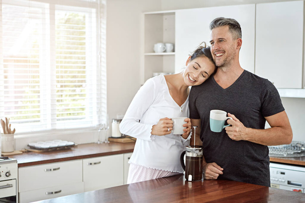 Los buenos días comienzan con el café. una pareja tomando su café de la mañana - Foto, Imagen