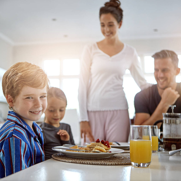 El desayuno es la forma saludable de comenzar el día. una familia desayunando juntos - Foto, Imagen