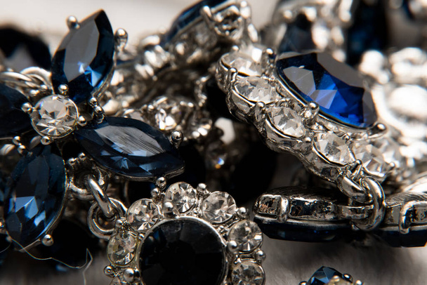 Schmuck mit blauem Saphir. Halskette oder Armband mit Zirkonia, Diamanten und Topas. Saphir, blauer Diamant. Nahaufnahme von Luxus Glamour Halskette. Hochwertiges Foto - Foto, Bild