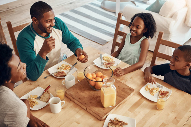 Pranzo importante della giornata con le persone più importanti. una famiglia che fa colazione insieme a casa - Foto, immagini