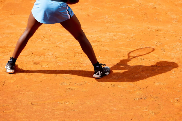Madryt, Hiszpania - 29 kwietnia 2023: Mecz tenisowy pomiędzy Paulą Badosa i Coco Gauff na Mutua Madrid Open w Madrycie. Zwycięstwo Pauli Badosy. Tenis kobiecy. - Zdjęcie, obraz