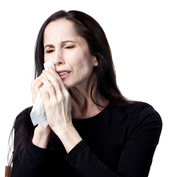 Mulher com alergias usando um tecido
 - Foto, Imagem