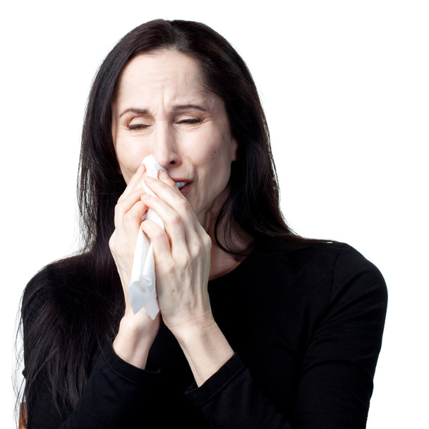 Femme allergique utilisant un tissu
 - Photo, image