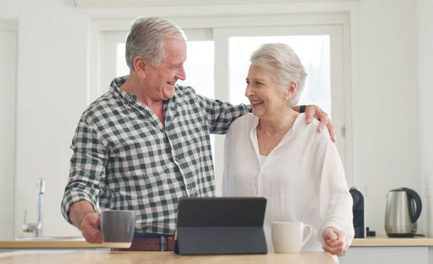 Darauf haben wir gewartet. ein älteres Ehepaar mit einem digitalen Tablet zu Hause - Foto, Bild