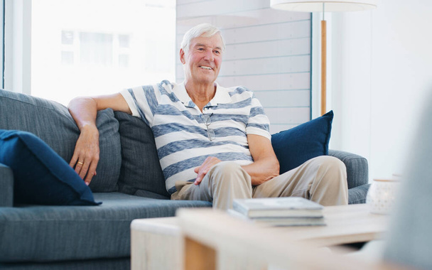 É bom sentar-me e relaxar. um homem idoso relaxando no sofá em casa - Foto, Imagem