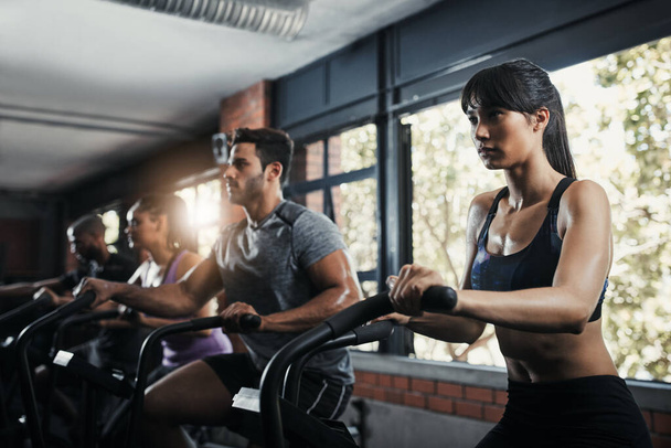 Machines cardio sont un must pour tout plan d'entraînement. jeunes gens travaillant dans la salle de gym - Photo, image