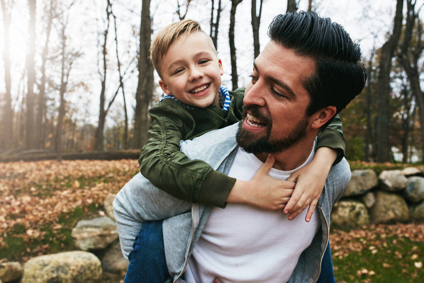 Agárrate fuerte, amigo. un padre y su pequeño hijo divirtiéndose al aire libre - Foto, Imagen
