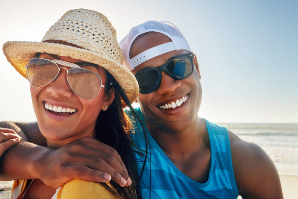 Pasa el verano con la gente que nunca olvidarás. Retrato de una joven pareja sentada en la playa en un día soleado - Foto, Imagen