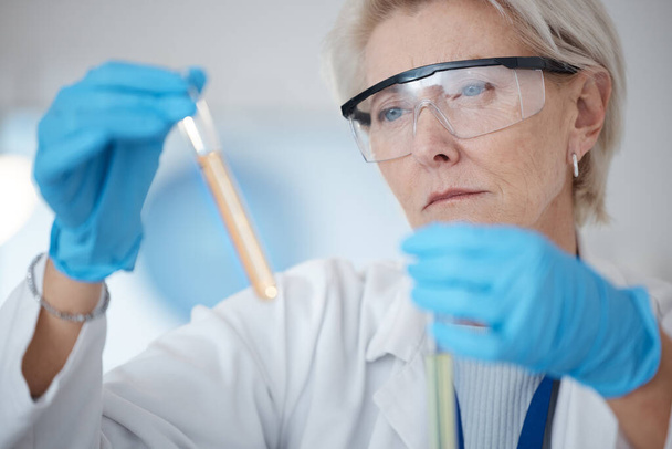 Ανώτερη γυναίκα, επιστήμονας και εκμετάλλευση δειγμάτων DNA ή χημικών ουσιών σε πειράματα ή δοκιμές με γάντια στο εργαστήριο. Ώριμη γυναίκα σε επιστημονικές ανακαλύψεις, έρευνες ή δοκιμαστικούς σωλήνες για εργαστηριακά αποτελέσματα στη χημεία. - Φωτογραφία, εικόνα