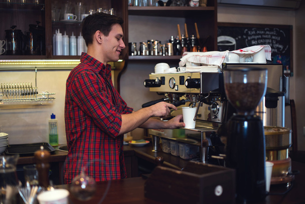 Jovem bonito barista hipster fazendo café para seus clientes no café
. - Foto, Imagem