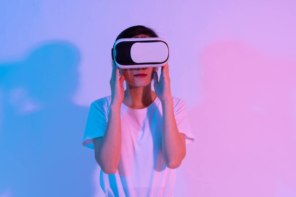 portrait of young asian girl wearing virtual reality glasses - Photo, Image
