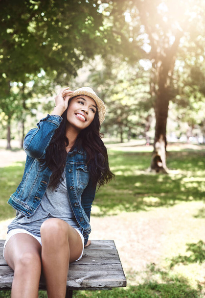 Olha para o lado positivo da vida. uma jovem mulher atraente passar um dia no parque - Foto, Imagem