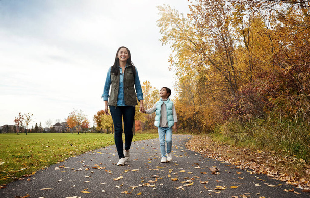 Стань лучшим примером для подражания. мать и ее маленькая дочь наслаждаются прогулкой на открытом воздухе - Фото, изображение