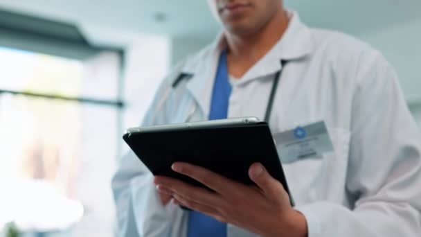 Doctor, denken en tablet voor gezondheidszorg, medische en ziektekostenverzekering onderzoek. Mannelijke werknemer in een ziekenhuis voor internetverbinding, professionele zorg en telegezondheidsadvies of ondersteuning op mobiele app. - Video