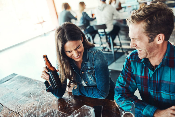 Poznali się w barze. szczęśliwy młody mężczyzna i kobieta pijący piwo w barze - Zdjęcie, obraz