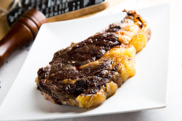Kiváló minőségű ribeye steak egy spanyol étteremben. - Fotó, kép