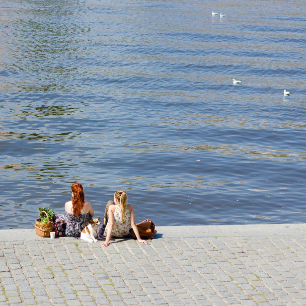 Des gens assis au bord de la rivière
 - Photo, image