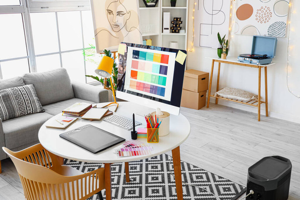 Büroeinrichtung mit Arbeitsplatz des Grafikdesigners und Sofa - Foto, Bild