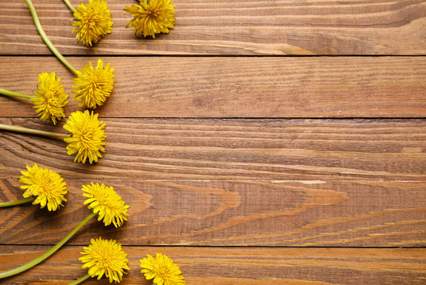 Ярко-желтые одуванчики на деревянном фоне - Фото, изображение