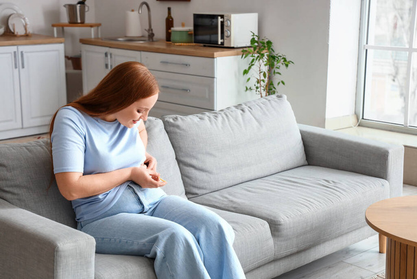 Женщина с диабетом делает себе инъекцию инсулина дома - Фото, изображение