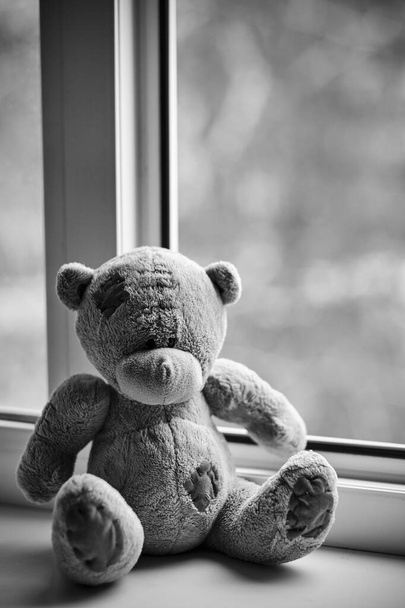 Children toy teddy bear edge open window.Concept of accidents with children - Foto, Imagem