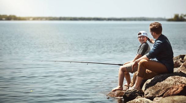Sono cosi 'emozionata per la mia prima cattura. un padre e il suo piccolo figlio pesca insieme - Foto, immagini