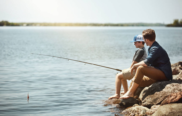 Per un'avventura in riva al lago. un padre e il suo piccolo figlio pesca insieme - Foto, immagini