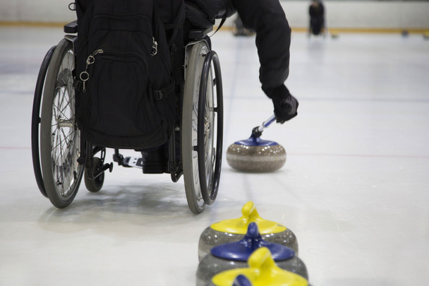O Curling Paralímpico formação cadeira de rodas curling
 - Foto, Imagem
