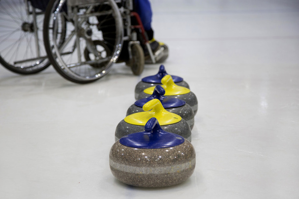 Le curling paralympique entraînement en fauteuil roulant curling
 - Photo, image