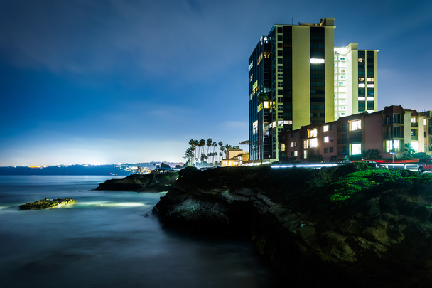 Vista di un edificio e scogliere lungo l'Oceano Pacifico di notte i
 - Foto, immagini