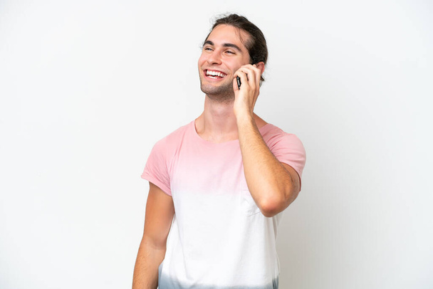 Caucásico guapo hombre aislado en blanco fondo mantener una conversación con el teléfono móvil - Foto, imagen