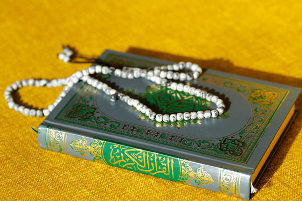 Korán a modlitební korálky. Symboly islámu. Dubaj. Spojené arabské emiráty - Fotografie, Obrázek