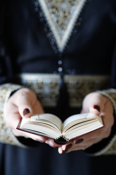 Μουσουλμάνα που διαβάζει το ευγενές Κοράνι. Ηνωμένα Αραβικά Εμιράτα - Φωτογραφία, εικόνα