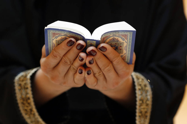 Мусульманська жінка читає благородний Коран. ОАЕ - Фото, зображення