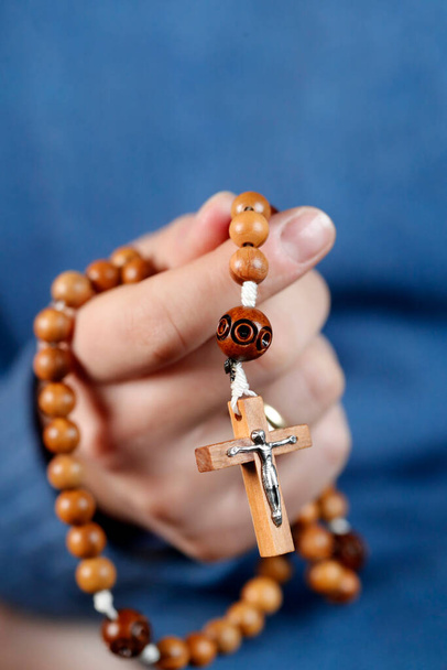 Mulher católica rezando com contas de oração. Feche as mãos. França.  - Foto, Imagem