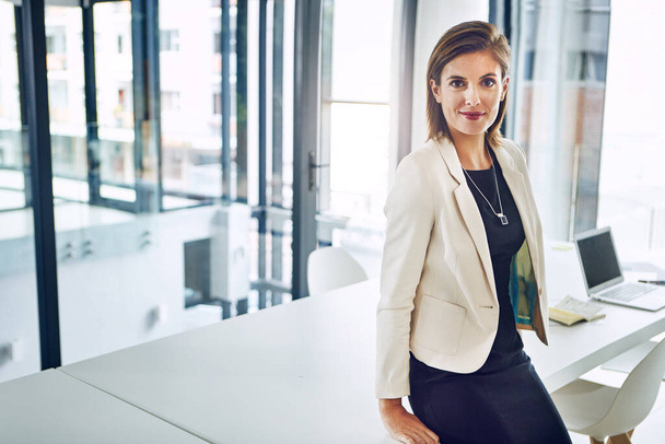 Die Führung eines erfolgreichen Unternehmens erfordert Engagement. Porträt einer Geschäftsfrau in einem Büro - Foto, Bild
