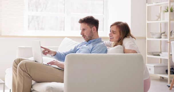 Family Couple Using Laptop On Couch Online - Foto, Imagen