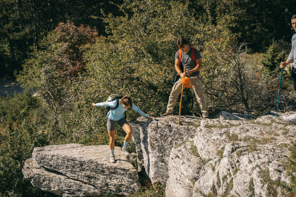 Escursionisti che scendono sulla roccia in montagna - Foto, immagini