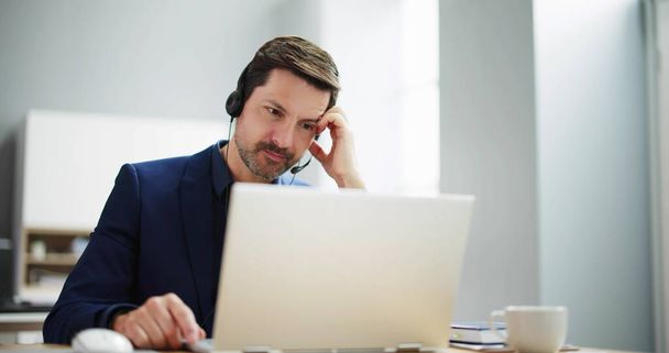 Aburrido hombre preocupado con auriculares en videoconferencia en la computadora - Foto, Imagen