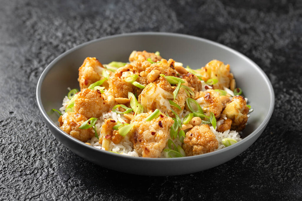 Kung Pao Květák s rýží, arašídy a kořením. Zdravé veganské jídlo - Fotografie, Obrázek