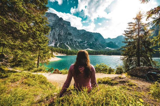 Uma jovem caucasiana admirando a vista do Lago Baires nas montanhas Dolomite, Tirol do Sul, Itália, Europa - Foto, Imagem