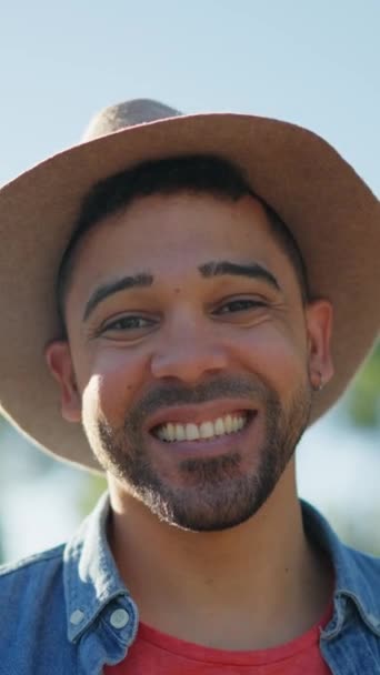 Homme hispanique avec un chapeau souriant à la caméra dans un parc - Séquence, vidéo