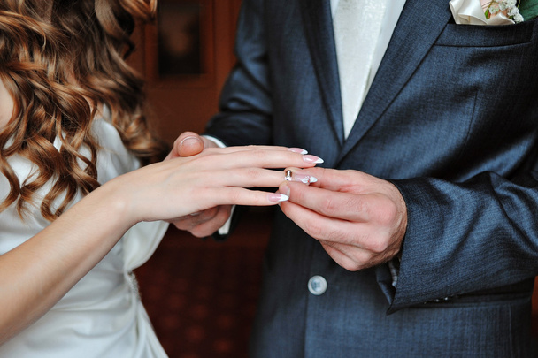 γαμπρός Φορέματα νύφη γαμήλιο δαχτυλίδι - Φωτογραφία, εικόνα