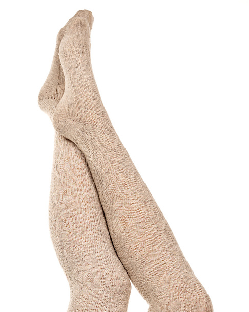 Kötött zokni, fehér háttér, elszigetelt női lábak - Fotó, kép