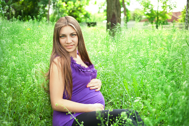 беременная женщина в парке - Фото, изображение