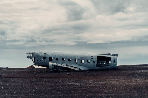 An old crashed plane in Solheimasandur beach with a dramatic sky in the background, Iceland - Foto, afbeelding