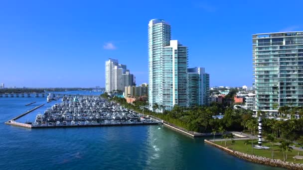 Miami 'nin güneyindeki lüks apartman daireleri ve Miami Limanı ve marinasına bakan evler.. - Video, Çekim