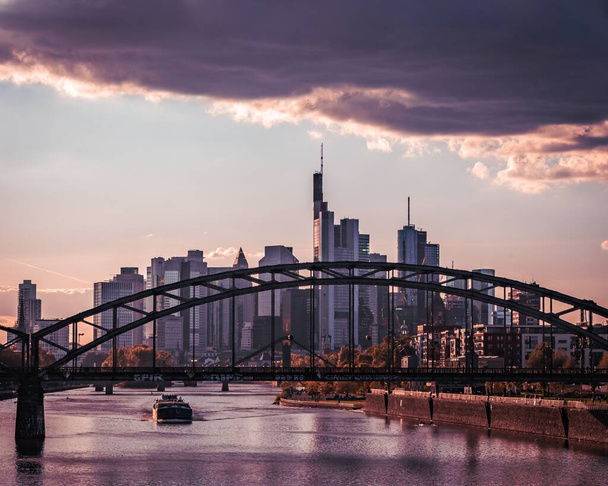 A beautiful view of skyscrapers and the bridge over the Maine river in Frankfurt, Germany - Foto, Imagem