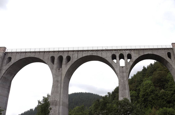 A low angle shot of a railway bridge in Willingen, Sauerland, Germany - Fotografie, Obrázek